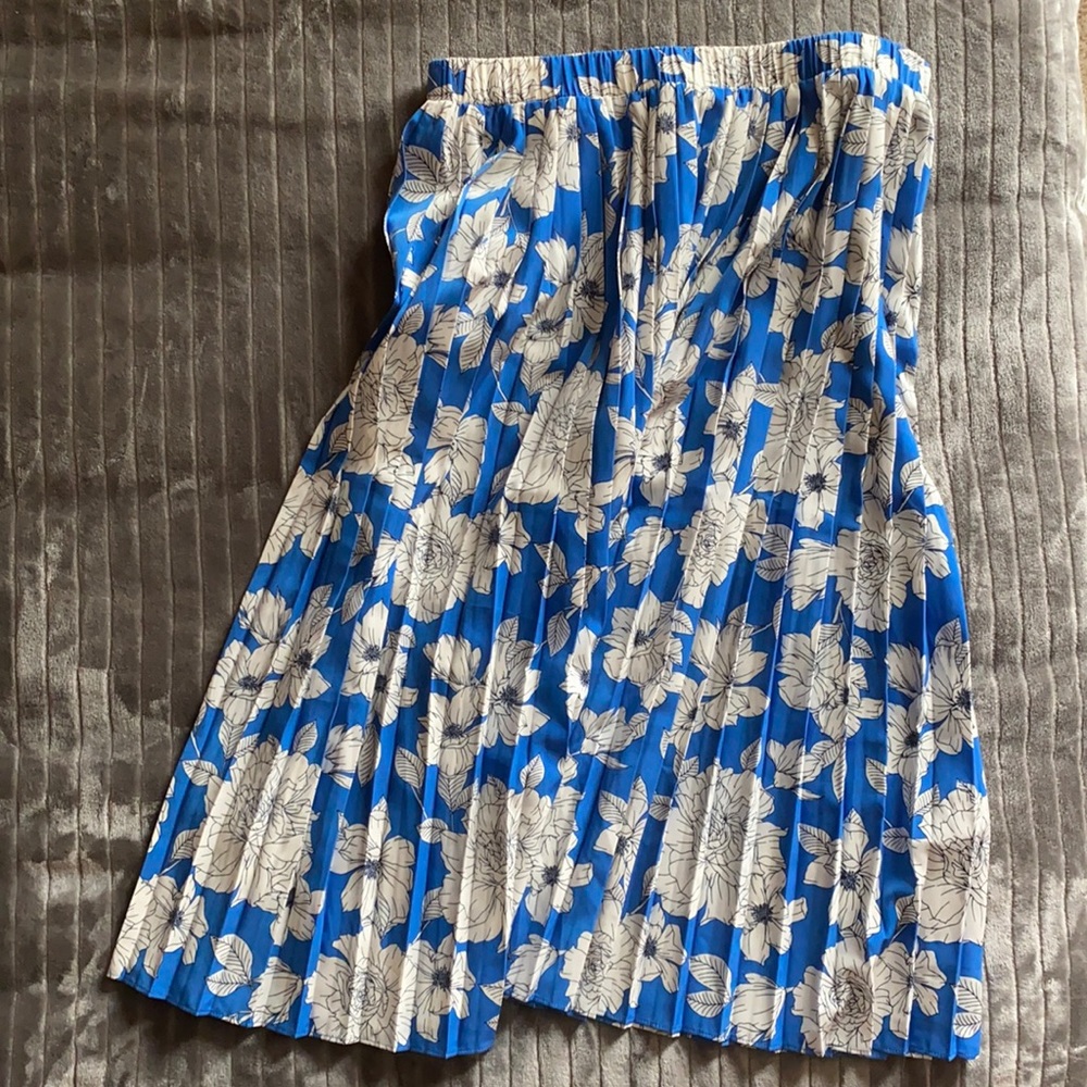 Flows, mid-calf floral banana republic skirt.
